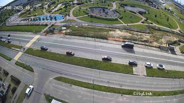 Пешеходный переход у скейтпарка на просп. Строителей